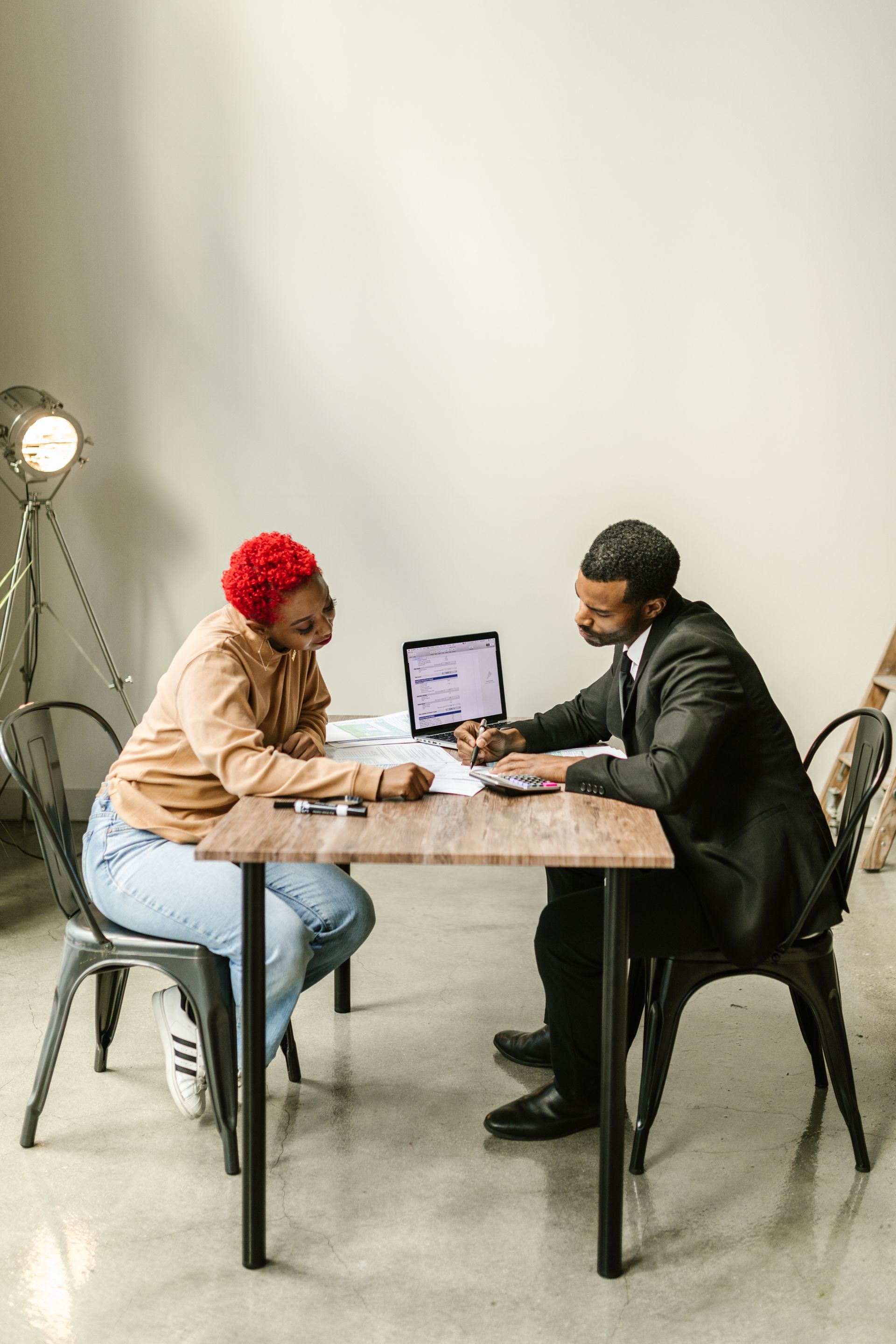 Un conseiller accompagne un client