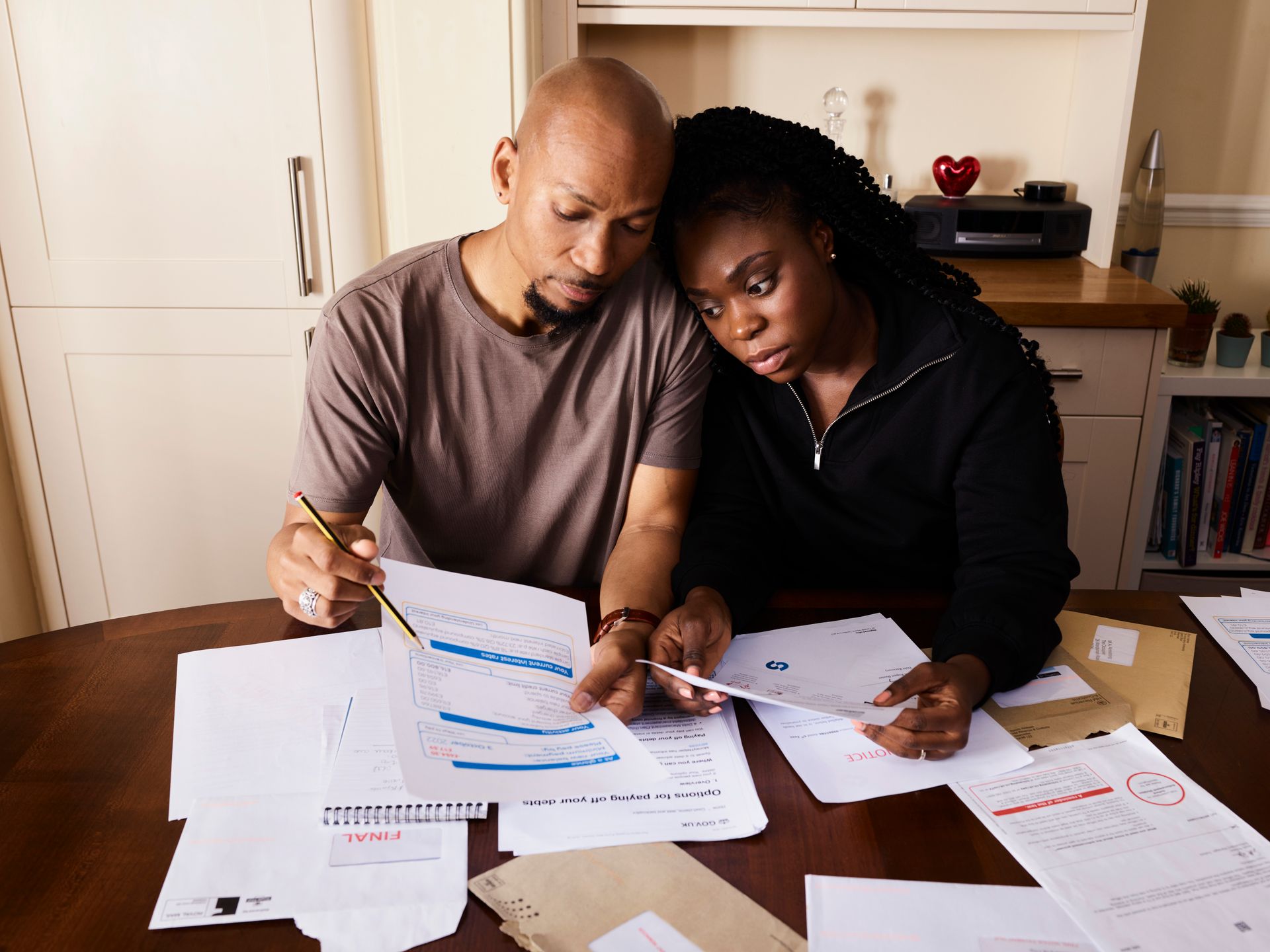 Une famille accompagnée par sa conseillère assurance