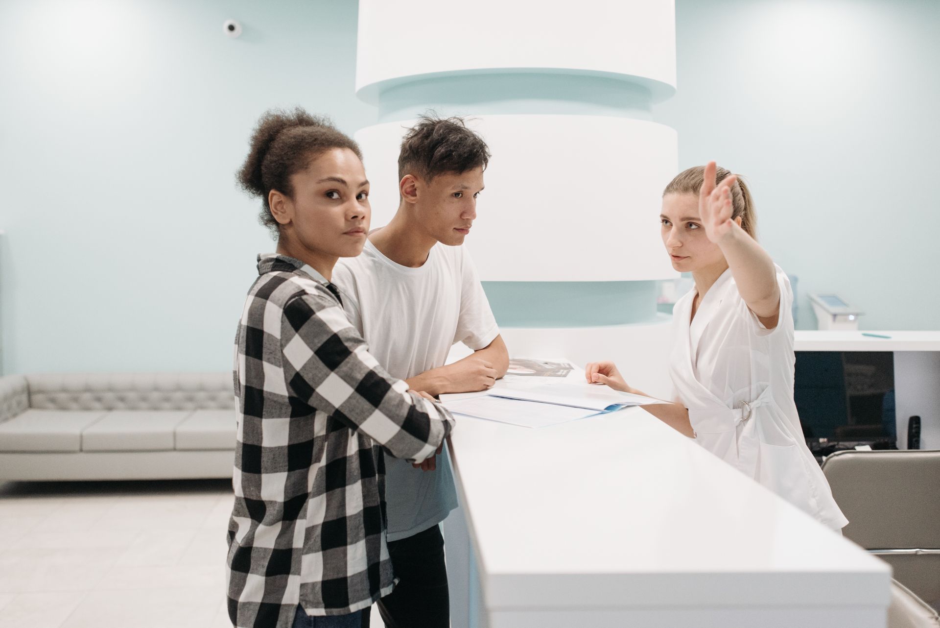 Une équipe accueille les patients en clinique