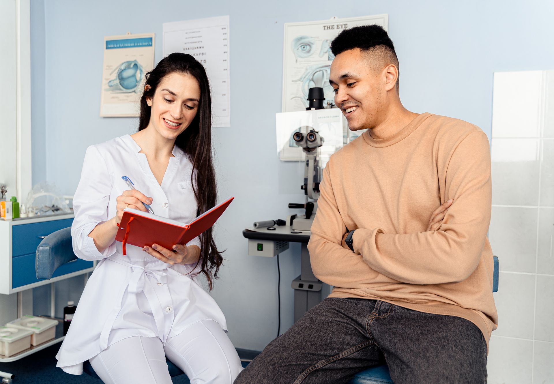 Un médecin examine un patient avec attention
