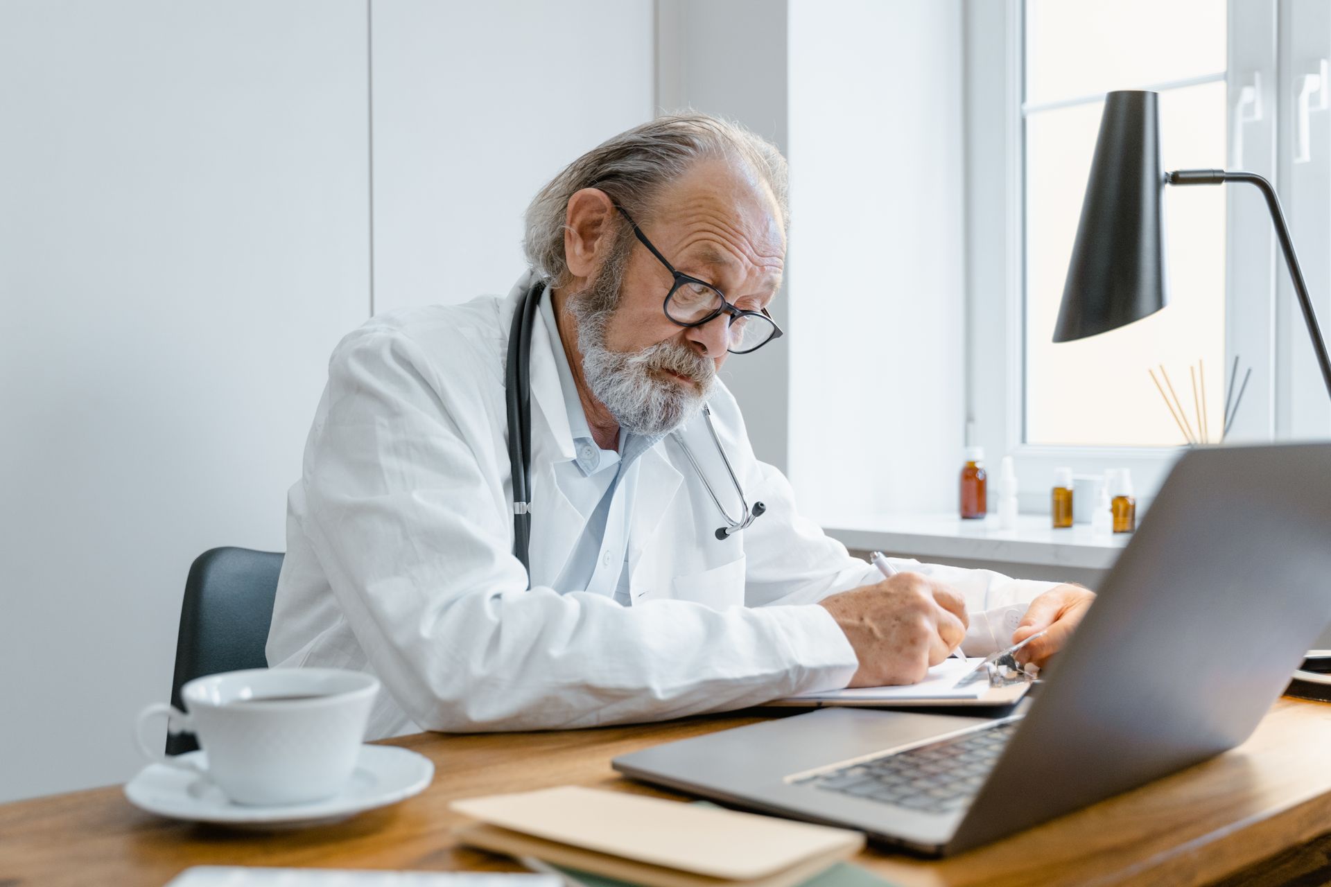 Un médecin rédige une ordonnance