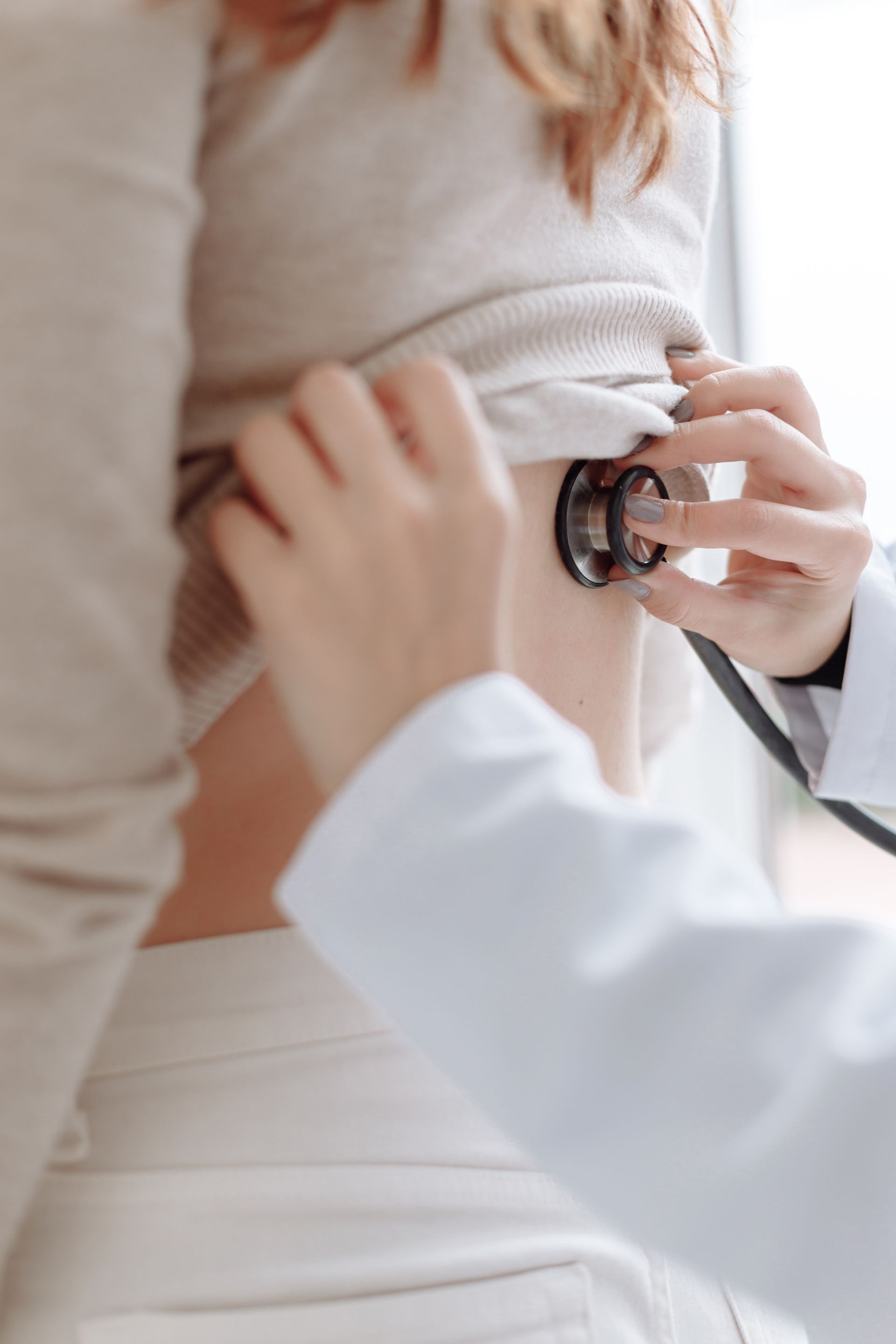 Un médecin examine un patient au stéthoscope