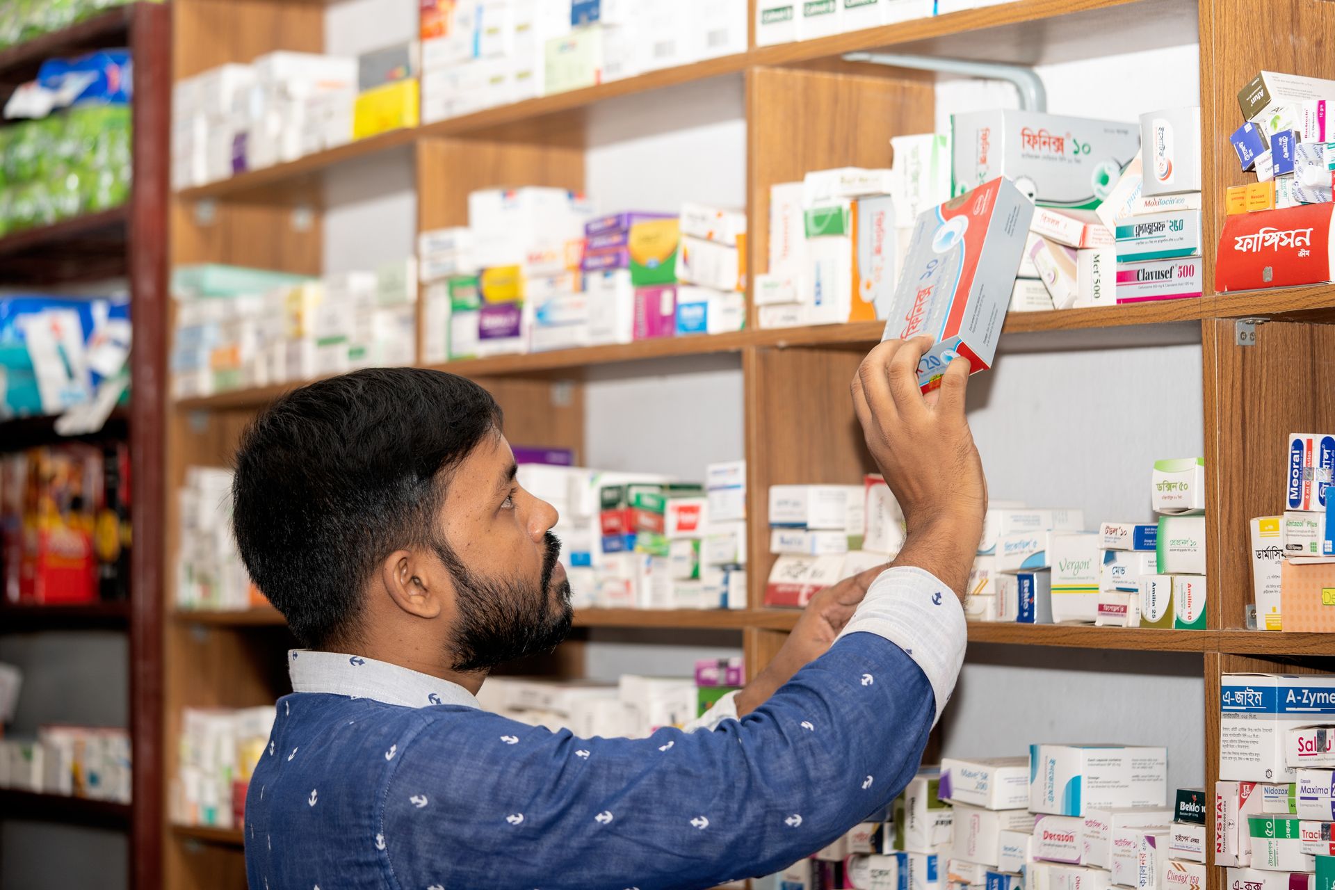 Un pharmacien vérifie le stock en rayon